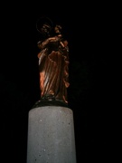 Ceri. Statua della Madonna col Bambino illuminata